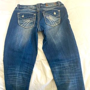 ♥️ Cute BLUE JEANS BY: ALMOST FAMOUS ALWAYS FABULOUS .